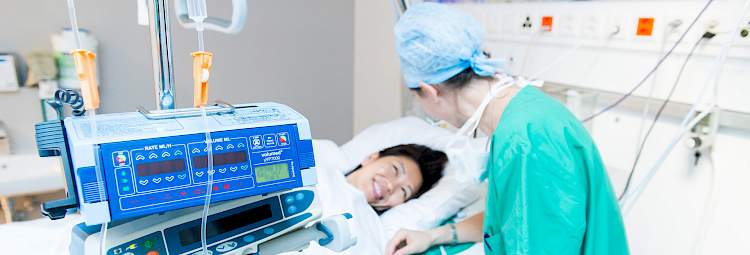 femme sous anesthésie avec un médecin anesthésiste
