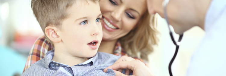 Un enfant accompagné de sa maman est examiné par un pédiatre