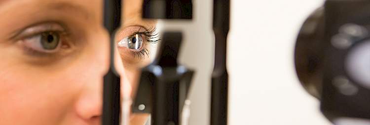 Une femme bénéficie d'un examen de la vue par un ophtalmologue