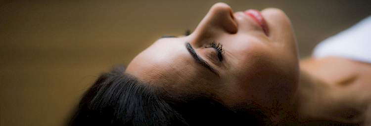 Visage de femme détendue avec les yeux fermés