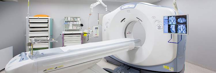 Un scanner dans une salle de radiologie