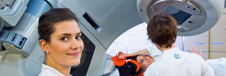 Une femme bénéficie d'un traitement de radiothérapie, accompagnée par un médecin