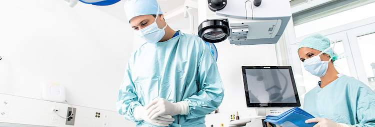 Deux médecins s'occupent d'une opération des yeux au laser