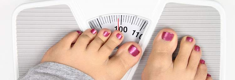Les pieds d'une femme sur une balance