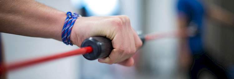 Un patient fait des exercices de physiothérapie