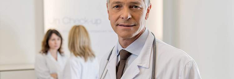 médecin en blouse blanche avec un stéthoscope